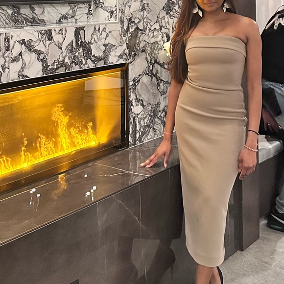Aritzia Dresses & Skirts - Aritzia Strapless Dress in Taupe, Tan, Brown FigureKnit™ Eyecatcher Dress